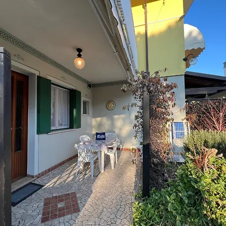 Relax In Our Charming Patio In Lignano *