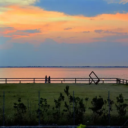 アパート Relax In Our Charming Patio In Lignano リニャーノ・サッビアドーロ